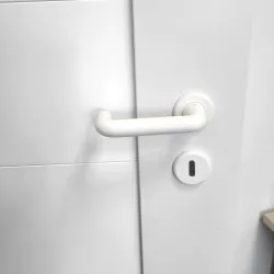 Klamka z rozetą klucz IRIS biała