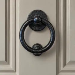 Kołatka drzwiowa Bull Ring 127mm czarny antyk okrągła