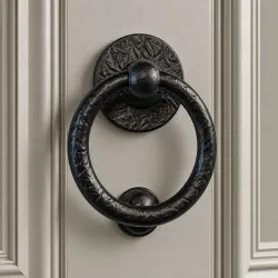 Kołatka drzwiowa Bull Ring czarna rustykalna 127mm okrągła