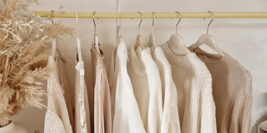 Porządek w garderobie, czyli zalety drążków do szaf