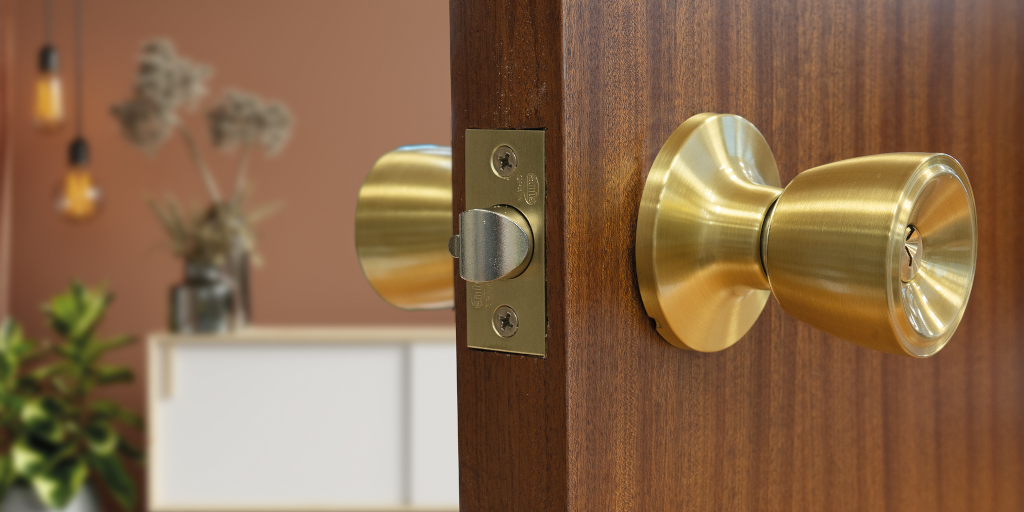 Klamka lub gałka mosiężna – czy naprawdę ma właściwości antybakteryjne?