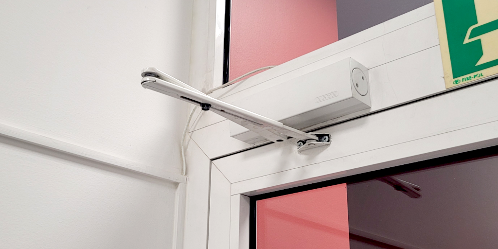 Czy samozamykacze drzwiowe mogą być obowiązkowe?